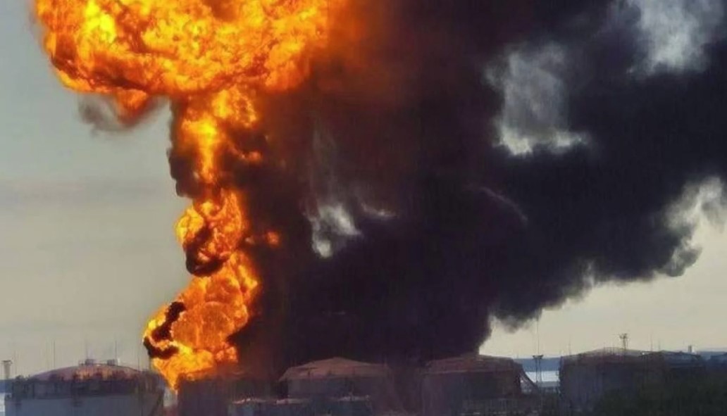 Дрони ЗСУ вразили військово-морську базу «Кронштадт» під Пітером та нафтобазу в Краснодарському краї — Зеленський